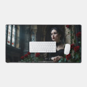 Gotische vrouw op balkon met rode rozen bureaumat (Keyboard & Muis)