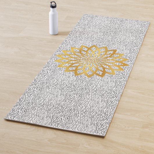 Goud Abstract Lotus Bloem op Zwart Waves Patroon Yogamat (In situ)