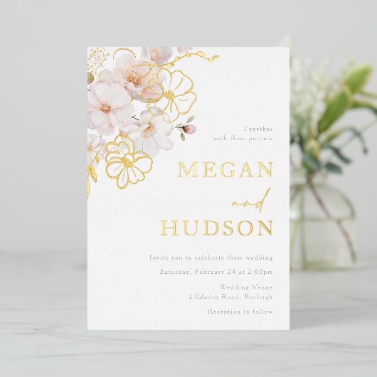 Goud & Blush Wildbloemen Bruiloft Gouden Folie Uitnodiging (Staand Voorkant)