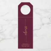Goud & Bourgondië Rood Elegant Script Proost Feest Flessenhanger (Voorkant)