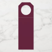Goud & Bourgondië Rood Elegant Script Proost Feest Flessenhanger (Achterkant)