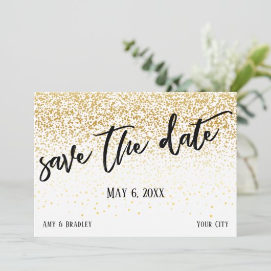 Goud Confetti Casual Handschrift Bruiloft Save The Date (Staand voorkant)