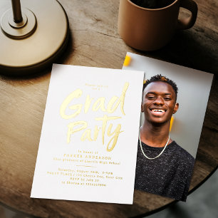 Goud Eenvoudig Modern Borstel Schrift Grad Feest Folie Uitnodiging