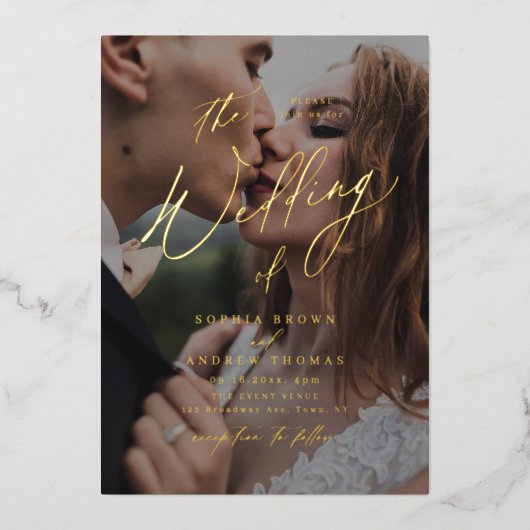 Goud elegant modern script minimale fotobruiloft folie uitnodiging (Voorkant)