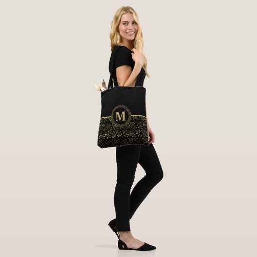 Goud Elegant #Monogram & Gouden Blad Patroon Zwart Tote Bag (Op model)