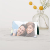 Goud Elegant Script en foto | Groene bruiloft Plaatskaartje (Achterkant)