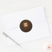Goud elegant script monogram naam leder ronde sticker (Envelop)