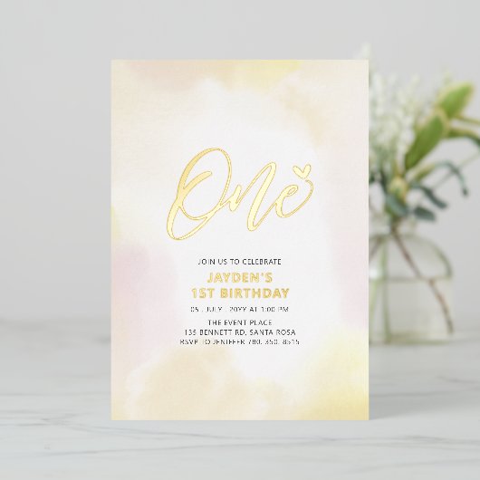 Goud en geel hart Eerste verjaardag Folie Uitnodiging (Staand Voorkant)