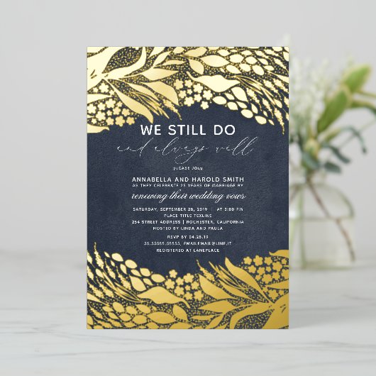 Goud en marineblauw We trekken nog steeds Jubileum Folie Uitnodiging (Staand Voorkant)