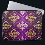 Goud en paars  bloempatroon laptop sleeve<br><div class="desc">Elegant gouden  florale damaspatroon op een paarse achtergrond.</div>