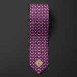 Goud en Paarse Classy Cat Monogram Stropdas<br><div class="desc">Deze stijlvolle stropdas met kleine gouden katteniconen op een paarse achtergrond straalt stijl uit met een vleugje subtiel felien fanatisme. Het gouden monogram voegt zowel personalisatie als verfijning toe aan dit unieke,  smaakvolle ontwerp. Bekijk zeker onze bijpassende sokken met hetzelfde kattenpatroon.</div>