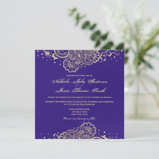 Goud en Paarse Henna Kant Bruiloft Uitnodiging (Staand voorkant)