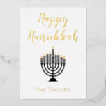 Goud en wit Chanoeka Menorah Folie Feestdagenkaart<br><div class="desc">Dit prachtige Chanoeka thema wenskaart toont "Happy Chanoeka" op een witte achtergrond. Het centrum heeft een menora met een plaats om de naam van uw familie onderaan in te voegen. De achterkant gaat verder met de mooie witte achtergrond. Er is een boodschap van zegeningen opgenomen. Bestel er vandaag nog een!...</div>