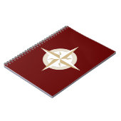 Goud en wit kompas op rood notitieboek (Linkerzijde)