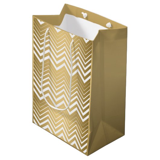 Goud en wit Zigzag Chevron Medium Cadeauzakje (Voorkant Gekanteld)