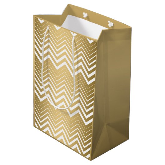 Goud en wit Zigzag Chevron Medium Cadeauzakje (Achterkant Gekanteld)