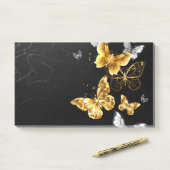 Goud en witte vlinders post-it® notes (Op bureau)