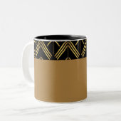 Goud en zwart Art Deco geometrisch pijlpatroon Tweekleurige Koffiemok (Voorkant links)