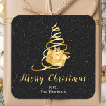 Goud en zwart lint cadeautje voor fijne kerst vierkante sticker<br><div class="desc">Deze elegante en chique vakantie sticker kan worden gepersonaliseerd met uw familienaam. Het ontwerp is voorzien van een gouden lint kerstboom met een cadeau. De tekst combineert handgeschreven script en moderne schreefloze lettertypen voor een stijlvolle en verfijnde look. De vallende sneeuw, sneeuwvlokken en schitteringen geven een feestelijke en magische touch....</div>