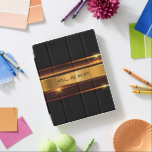 Goud en zwart metallisch ontwerp iPad cover<br><div class="desc">Afbeelding glanzende metalen gouden strepen met zwarte metalen geometrische achtergrond. Facultatief monogram</div>