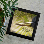 Goud en zwart, Quill Pen, houten keepslag Cadeaudoosje<br><div class="desc">Deze houten juwelenkast met gouden en zwarte doezelvulpen tegen een gouden en groene achtergrond is een ideaal geschenk voor de schrijver in je leven. Het is een unieke gave om juwelen, epepskoeken of schatten binnen te houden. Een geavanceerde stijl, artistiek met een aanraking van luxe, zal op elk bureau welkom...</div>