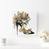 GOUD EN ZWARTE STILETTO HOUDT MET STROMEN VIERKANTE KLOK (Huis)