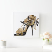 GOUD EN ZWARTE STILETTO HOUDT MET STROMEN VIERKANTE KLOK (Huis)