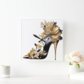 GOUD EN ZWARTE STILETTO HOUDT MET STROMEN VIERKANTE KLOK (Huis)