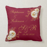 Goud Floral monogram op Bourgogne bruiloft Kussen<br><div class="desc">Goud winterbloemmonogram logo op een bruidbruinkoolcadeau gooit kussens. Geweldig cadeau voor nieuwe wieren of je favoriete stel voor hun trouwdag. Gemakkelijk om bruidbruinnamen,  initialen en trouwdatum aan te passen. Bestel vandaag nog!</div>