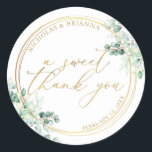 Goud groen Eucalyptus Weddenschap Ronde Sticker<br><div class="desc">Hartelijk dank voor de gouden Sticker Eucalyptus Wedding Classic Round. Met waterverf eucalyptusbladeren,  een gouden ronde lijst en een handgeschreven script goud A Zoete Dankjewel tekst.</div>