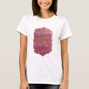Goud I BEN IN EEN SERIËUZE RELATIE MET WIJN v4 T-shirt
