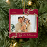 Goud laat familie foto rood Kerstmis Keramisch Ornament<br><div class="desc">Moderne Elegante Kalligrafie Rood en Goud Familie Fotocollage Vrolijk Kerstscript Keramisch Ornament. Dit feestelijke fotovakantie Ornament heeft een  faux gouden botanische gouden bladeren met bessen,  familienaam en jaar in goud op rode kleur achtergrond. Schattigee leuke aandenken voor uw familie en vrienden in de kerstvakantie seizoen.</div>