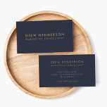 Goud marineblauw Minimalistisch Modern Professione Visitekaartje<br><div class="desc">Eenvoudig,  stijlvol en elegant visitekaartjeontwerp in moderne typografie in goud met een strak minimalistisch ontwerp op een marineblauwe achtergrond. De naam,  titel en contactgegevens kunnen gemakkelijk worden gepersonaliseerd voor een unieke en professionele ontwerpverklaring om uw zakelijke aanwezigheid te verbeteren.</div>
