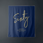 Goud & Marineblauwe 60e Verjaardagsfeest Achtergro Wandkleed<br><div class="desc">Deze moderne wandtapijten is perfect voor een chic marineblauw en gouden 60e verjaardagsfeest. Je gasten zullen genieten van het maken van een foto met deze verfijnde feestelijke achtergrond en je speciale dag onthouden. Het ontwerp bevat een gouden kwastschrift "Zestig" met aangepaste tekst. Je kunt de naam, het evenement en de...</div>