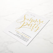 Goud Modern Script Elke leeftijd Verrassing Verjaa Folie Uitnodiging (Gedraaid)
