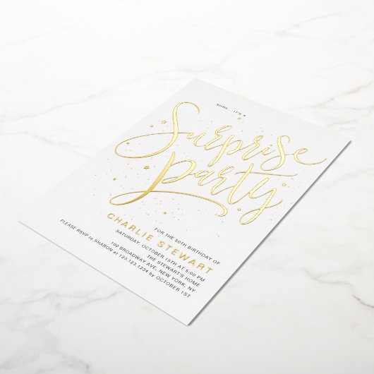 Goud Modern Script Elke leeftijd Verrassing Verjaa Folie Uitnodiging (Gedraaid)