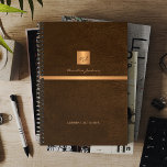 Goud monogramme naam elegant gepersonaliseerd planner<br><div class="desc">Luxe exclusieve kantoor of persoonlijke monogrammed 2025 planner met een faux koperen metallic gouden glitter vierkant met uw monogram naam initialen en een sprankelende streep over een stijlvolle donkerbruine faux lederen achtergrond. Geschikt voor kleine bedrijven, zakelijke of onafhankelijke zakelijke professionals, personal branding of stylisten specialisten, make-up artiesten of schoonheidssalons, boetiek...</div>