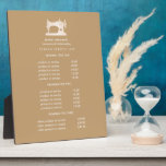 Goud naaigarieapparaat Naadbestendige beige prijss Fotoplaat<br><div class="desc">Het ondermaatse ontwerp toont uw diensten, prijslijst of bedrijfsinformatie onder een illustratie van een naaimachine in faux goud over een beige achtergrond en jouw naam of handelsnaam. Omvat drie klantgerichte rubrieken en de gebieden van de lichaamstekst. Om lay-out aan te passen, ga jouw tekst in en gebruik dan de Customize...</div>