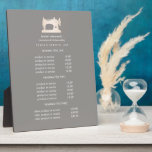 Goud naaigarieapparaat Naadbestendige grijze prijs Fotoplaat<br><div class="desc">Het ondermaatse ontwerp toont uw diensten, prijslijst of bedrijfsinformatie onder een illustratie van een naaimachine in faux goud over een Grijze taupe achtergrond en jouw naam of bedrijfsnaam. Omvat drie klantgerichte rubrieken en de gebieden van de lichaamstekst. Om lay-out aan te passen, ga jouw tekst in en gebruik dan de...</div>