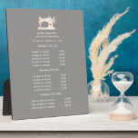 Goud naaigarieapparaat Naadbestendige grijze prijs Fotoplaat<br><div class="desc">Het ondermaatse ontwerp toont uw diensten, prijslijst of bedrijfsinformatie onder een illustratie van een naaimachine in faux goud over een Grijze taupe achtergrond en jouw naam of bedrijfsnaam. Omvat drie klantgerichte rubrieken en de gebieden van de lichaamstekst. Om lay-out aan te passen, ga jouw tekst in en gebruik dan de...</div>
