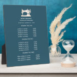 Goud naaimachine Naadbestendige Blauwgroen prijsst Fotoplaat<br><div class="desc">Het ondermaatse ontwerp toont uw diensten, prijslijst of bedrijfsinformatie onder een illustratie van een naaimachine in faux goud over een blauwgroen achtergrond en jouw naam of bedrijfsnaam. Omvat drie klantgerichte rubrieken en de gebieden van de lichaamstekst. Om lay-out aan te passen, ga jouw tekst in en gebruik dan de Customize...</div>