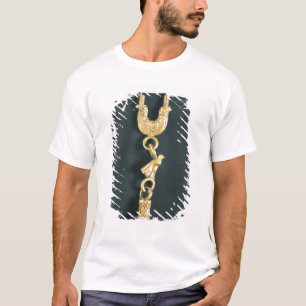 Goud oorring met valvormige hanger in de vorm t-shirt