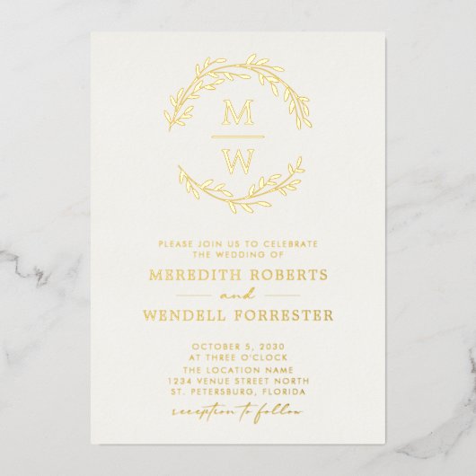 Goud op het Cream Monogram Wreath Wedding Folie Uitnodiging (Voorkant)