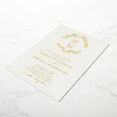 Goud op het Cream Monogram Wreath Wedding Folie Uitnodiging (Gedraaid)