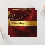 Goud op rode zijde gepersonaliseerde bruiloft uitn kaart (Voorkant / Achterkant in situ)