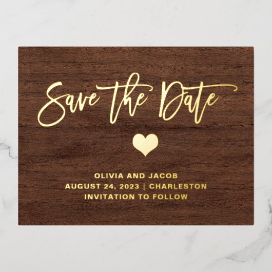 Goud op Rustic Wood look and Heart | Datum opslaan Folie Uitnodiging Briefkaart (Voorkant)