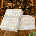 Goud op wit vrolijk vrolijk kerstfeest cadeaupapier<br><div class="desc">Voeg jouw naam toe aan dit leuke Merry Happy Chrismukkah vakantieblad in een feestelijk goud en wit patroon van Menorahs en kerstbomen. Eenvoudig en klassiek, deze cadeauomslag is perfect voor gemengde families die zowel Hanukkah als Kerstmis vieren. Deze gepersonaliseerde inpakpapier is een unieke aanvulling op de kerstviering van Chrismukkah's van...</div>