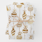 Goud op witte kerstbomen. Baubles, Snowflakes Inpakpapier Vel (In situ)