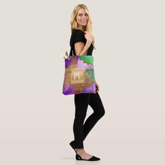 Goud paarse groene aqua marmer waterverf monogram tote bag (Op model)