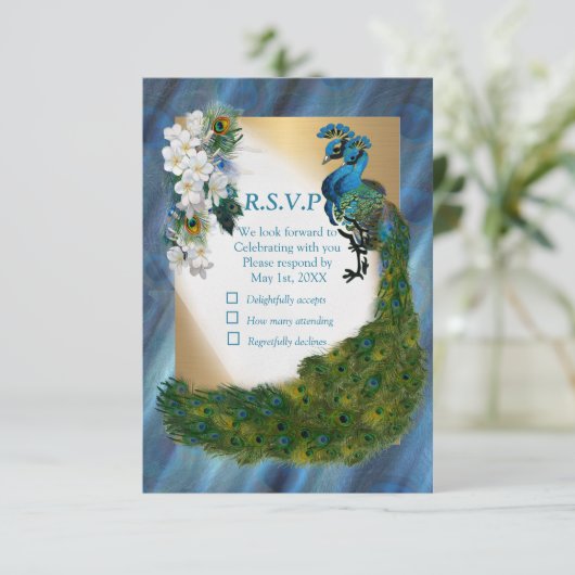 Goud, Peacock Feathers op Emerald Green Silk RSVP Kaartje (Staand voorkant)